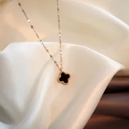 Designer halsband fyrbladklöver lyxiga toppsmycken Enkel och mångsidig 18K Rose Gold Swan Clover Titanium Steel Female Necklace Jewelry Gift Van Clee