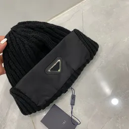 Gorro de designer de luxo chapéu de malha chapéu de inverno quente proteção de orelha casual temperamento chapéu triângulo etiqueta chapéu ao ar livre tendência