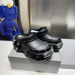 Balencigaa in Hardcrocs Black Mule Mens 고무 둥근 발가락 플랫폼 잘 알려진 슬리퍼 샌들 홀리데이 인기 펑크 스타일 캣워크 애호가 신발 35-44