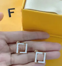 Nuovi orecchini con lettera F. Fascino temperamento dorato Orecchini di design per regali di gioielli di moda