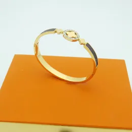 Ny stil armband kvinnor armband lyxig designer smycken 18k guld pläterad rostfritt stål bröllopälskare gåva armband tillbehör grossist 238100
