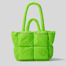 クロスボディファッション蛍光緑色の女性ショルダーバッグデザイナーキルトハンドバッグ高級レーザーナイロン大容量トートバッグ冬のようなハンドバッグストア