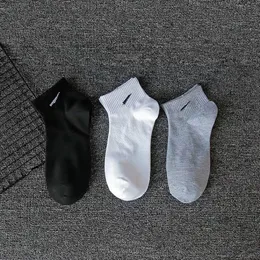 Herrstrumpor Partihandel Nya modeller för bomullssportsockningar Jogging Designe Basketball Fotboll 10 färger NK Emagroderi Långt medium och korta strumpor