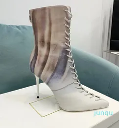 인쇄 스틸레토 발목 부츠 인쇄 가죽 뾰족한 발가락 섹시 중공 레이스 업 장식 백 Zip Fashion Boots 여성 고급 디자이너 Jacquard Ankle Boo Sual