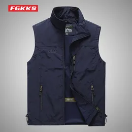 Mens Vests FGKKS Spring Men Waistcoat Outdoor Leisure Solid Color Vest Young Middleaged Pography Fishing Casual Jacket Male 230921