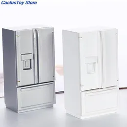 Bambole 112 Casa delle bambole in miniatura Cucina Nastro bianco Frigo in legno Frigorifero Congelatore per Camera da letto Soggiorno Giocattolo per bambini Accesso 230922