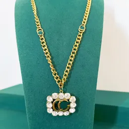 Crystal Boutique Love Dift Naszyjnik Vintage Design 18K Złoty wisiorek Naszyjnik Luksusowy projektant Diamond Diamond Wysokiej jakości Jesień Biżuteria Dziewczęta