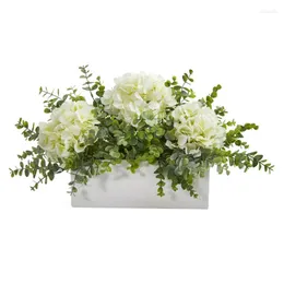 Hortênsia de flores decorativas e eucalipto artificial em vaso branco