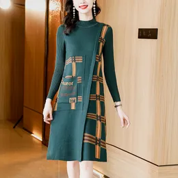 2023ファッショングラフィックニットジャンパードレス秋の冬Oネックスリム暖かいミディフロック長袖女性デザイナー