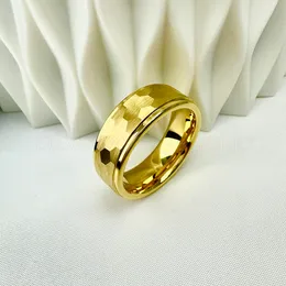 Pierścienie ślubne Weselne Złote Kolor dla mężczyzn Wemen 8 mm 6mm 6 mm stopniowe krawędzie Multifaced Hammered Black Band Shanded Wykończenie Komfort Fit 230922