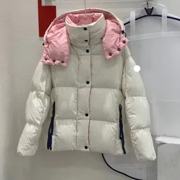 Daunen-Designer-Winter-Damen-gesticktes Abzeichen, Farbblockierung, Stehkragen, Kapuzenjacke, Isolierung