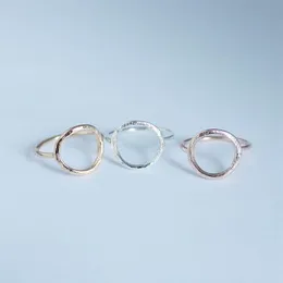 Prosty szczotkowany srebrny kolor Karma Pierścienie dla kobiet Trendy Round Party Wedding Radze Biżuteria Trwałe pierścienie Bijoux R027253Q