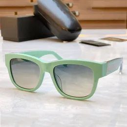 Projektanci okulary przeciwsłoneczne są klasyczne i minimalistyczne do zajęć na świeżym powietrzu i zajęcia wolnego mężczyzn Owalne Ramki panelu Czarne okulary 4390 Modne dla kobiet