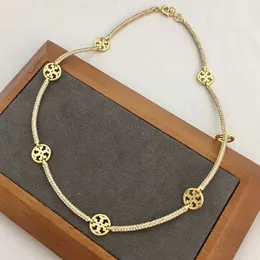 Anhänger-Halsketten Anhänger-Halsketten Kleines Nischendesign, neue Volldiamant-Halskette für Frauen mit einem hohen Sinn für Individualität, leichter Luxus-Stil, Messing vergoldet