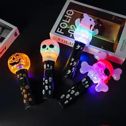 Halloween Suprimentos Handheld Light Up Wand Brinquedos Adultos Crianças Cosplay Adereços Bonito Fantasma Pirata Crânio Abóbora Piscando Sticks Decoração de Festa 230923