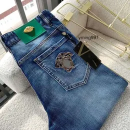 Swardants Versage Vers Vers Button Erkekler Kot Altın Kaplama Erkek Gevşek Körfez Koyun Medusa ve Designer Man Pants Business Jeans Casual Uzun Erkekler 8IJ2