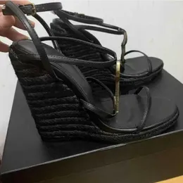 2023 Women Women Wedge Sandals Heels Sandals Designer Top Quality T-Strap High Beads Hadies Patent Patent Pression Dress One With With Dust Bag