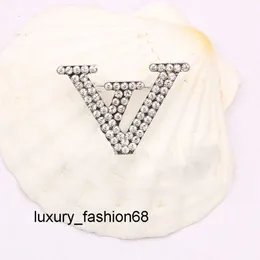 Alfinetes, broches superiores de designer de luxo broches banhados a ouro 18K para homens e mulheres marca de moda dupla letra suéter terno colarinho broche roupas acessórios de joias