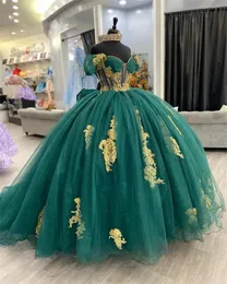 Nya Green Princess Quinceanera -klänningar med Bow Golden Lace Applique pärlkulklänning från axeln 16 -årsdag prom Vestido 322