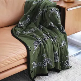 Filtar Nordiska vintage mörkgrön sebra stickad filt bomullsbäddsäcke cobertor modern mode mjuk kast varmt hem sängkläder yq230925