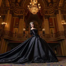 Nowa czarna sukienka Quinceanera 2023 Długi pociąg Sweet 16 Yeals Satynowe aplikacje cekinowe suknie urodzinowe Suknie vestido de 15 anos