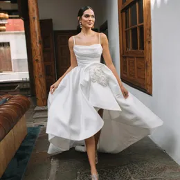 Oszałamiające sukienki ślubne bez pleców wysokie niskie suknie ślubne Zastosowane paski spaghetti dekolty linia satynowa vestido de novia