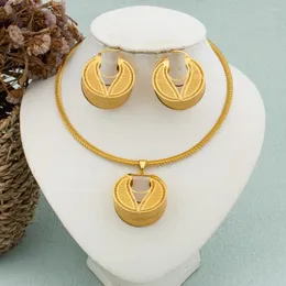 أقراط القلادة مجموعة مجوهرات دبي مع صندوق هدايا للنساء طوق ذهبي ألوان كلاسيكية عشيرة الأزياء النيجيرية