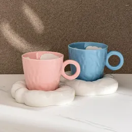 Muggar blå himmel moln kudde kopp kaffekat handmålad utsökt keramisk fett hand som håller hushållens dricksapparater