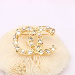 Spille di perle di cristallo placcate oro di design Moda Uomo Donna Marchio Lettera Spilla Maglione Abito portato Pin Abbigliamento Gioielli