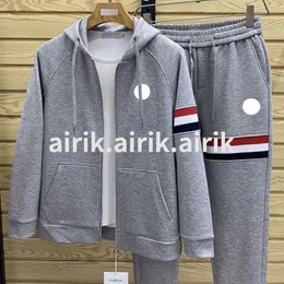 Herrens träningsfjäder och hösten Ny träningsdräkt Casual Tracksuit Pants Stylish Hooded dragkedja Herr- och kvinnors byxor visar utomhuslöpning Windbreaker Coat