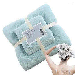 Pod prysznicem ręczników w kąpieli i ręczniki ręczne z bawełnianą kąpielą Niezbędne