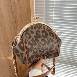 Kvällspåsar modetryck kvinnor axelväska kedjor kvinnlig crossbody små kyss lås damer handväska och handväska leopard tryck telefonpåse 230926