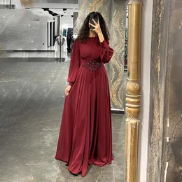 Abiti da sera musulmani modesti collo a barca maniche lunghe in chiffon abiti da ballo formali perline cintura vino rosso abiti da ballo per gli ospiti