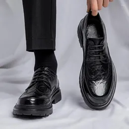Модельные туфли 2023 Броги-оксфорды Мужские кожаные туфли с кончиками крыльев Формальные деловые туфли на шнуровке Минималистичный черный/коричневый для мужчин A212