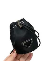 Lyxväskor Kvinnor mynt Purses Designer Metal Triangle Bucket Bag Zero plånböcker Brand Designer Ladies Black Coin Purses Fashion Female Totes Pokcet Charms