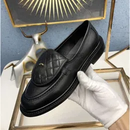 Ny designer klänning sko svarta loafers kvinnor rutiga quiltade spänne c plattformskor glänsande läderskor chunky sneakers kalvskinn skor lyxiga mulor