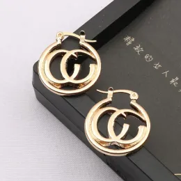 Charm Womens 18K Gold Plated Earring EAR STUD 고급 브랜드 디자이너 레터 레지 트릭 과장 클래식 웨딩 파티 Jewerlry 레트로 스타일 ER0130