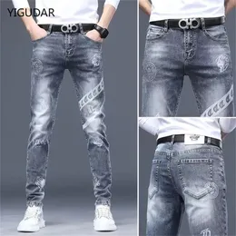 Мужские толстовки с капюшоном Мужские эластичные джинсовые брюки с принтом Джинсы Корейские утягивающие модные повседневные универсальные легкие роскошные мужские брюки для 230925