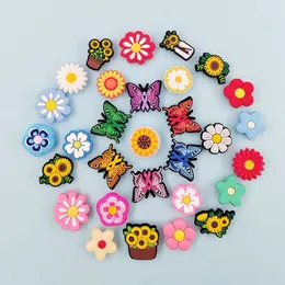 Sko delar tillbehör 30 blommor dekorationer charm för clog stift flickor kvinnor söta preppy hippie häst rosa fred fjäril cowgirl otpar