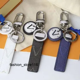 Brev V Märkesdesigner Keychains Mens Car Keyring Womens Buckle Keychains Handgjorda läderväskor Pendant Tillbehör Toppversion