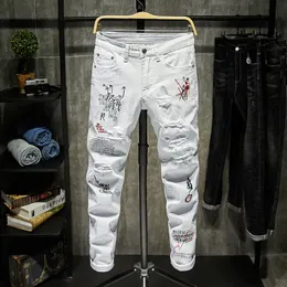 Mens Jeans Fashion Trendy Brodery Letters Men College Boys Skinny Runway Zipper Denim Pants förstörde Ripped Black White 230927