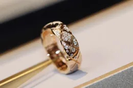 v 금 소재 매력 펑크 밴드 반지는 세 가지 색상의 반짝이는 다이아몬드