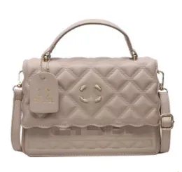 الأزياء الكلاسيكية Press Diamond Tote All-in-One Crossbody Bag