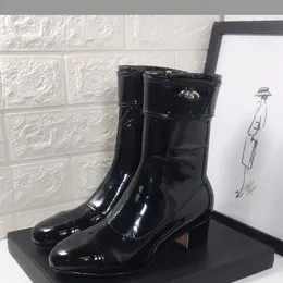 Famosi stivali firmati da donna Autunno Inverno Nuovi stivali in vera pelle con lettera in metallo con fibbia laterale Cerniera stivali da donna Punta tonda Tacco spesso Tacco alto elastico