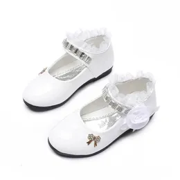 Sneakers Buty Flower Girls Spring Autumn Princess Lace Pu skórzane buty śliczne dhinestone Bowknot na 3-11 wieków Buty maluchowe 230927