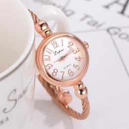 Женские часы Кварцевые часы 15 мм Модные повседневные наручные часы Женские наручные часы Атмосферный бизнес Montre De Luxe Gift Color15224u