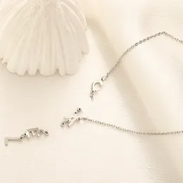 Collana con ciondolo a forma di lettera di design di lusso placcato in argento 925 Collana da regalo per donna Nuova collana con ciondolo a forma di amore con fascino semplice Gioielli per ragazza in stile giovane