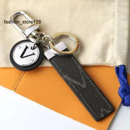 Keychain letter V Brand Designer Mens Luxury Car Keyring Womens Buckle Keychains Handmade Leather Men Women Bags Pendant Accessories Top version LAZ9