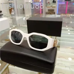 Lady Solglasögon Summer Luxury Mens Solglasögon Black Green Fashion Gold Hardtes Lentes de Sol Simple Classical Daily Beach Holiday Designer Shades PJ008