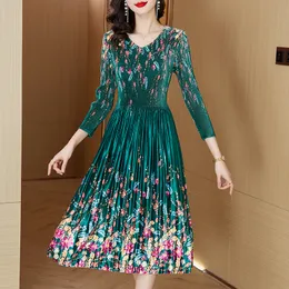 2023 Fashion Floral Green Velvet Dresses Women Designer Vacation Party Chic Midi Pleated Dresses Long Sleeve Autumn Winter V-Neck Slim Fit Stylish Birthday Frocks